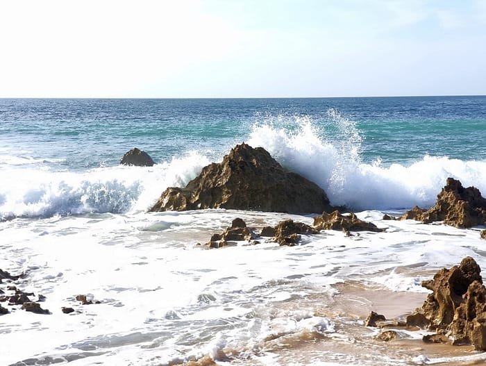 Brandung am Felsen vor Porto Cov o Portugal 6
